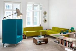 Bunte Büro Lounge von LEUWICO Österreich